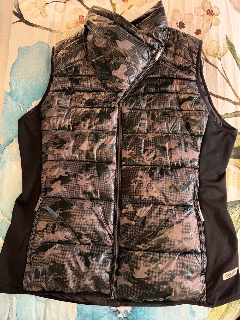Calvin Klein Women's Black and Gray Camo Quilted Puffer Vest EUC XL
